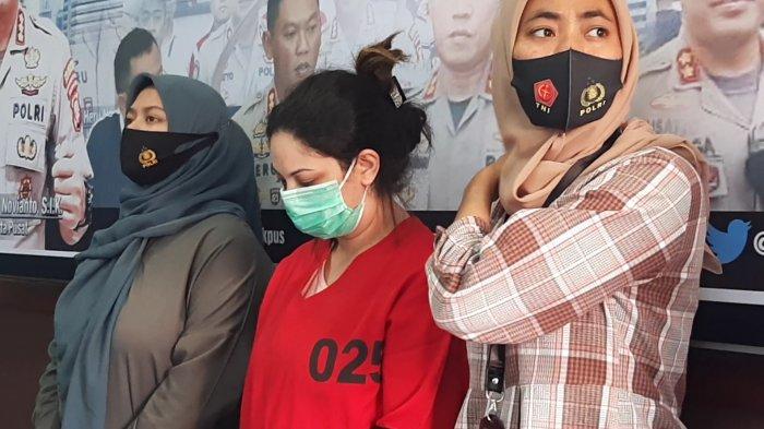 ML (29), pelaku dugaan pembunuhan berencana terhadap putrinya, SHA (5), di Kantor Polres Metro Jakarta Pusat, Senin (7/9/2020).