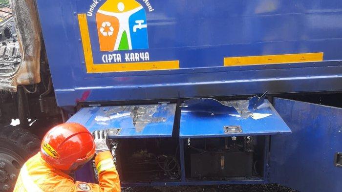 Mobil boks berpelat B 2835 XEU milik Kementerian Pekerjaan Umum dan Perumahan Rakyat (PUPR) terbakar saat melintas di Tol JORR, Jakarta Timur Selasa (14/12/2021)