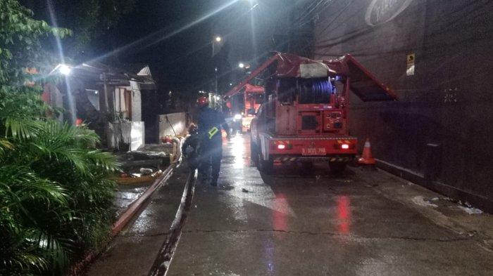 Unit mobil Quick Response saat menyedot mobil Damkar Jakarta Timur yang dikerahkan menyedot banjir di permukiman warga RW 04 Kelurahan Cipinang Melayu, Makasar, Sabtu (13/11/2021)