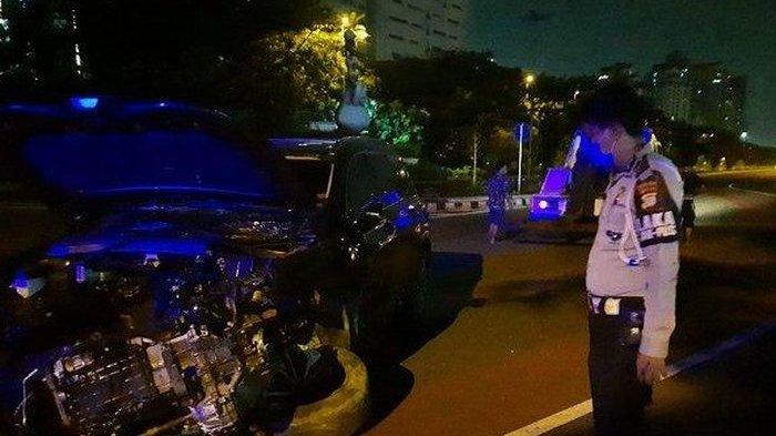 Mobil Hyundai Santa Fe ringsek usai kecelakaan tunggal dengan menabrak beton pembatas jalan di Jalan Benyamin Sueb, Kemayoran, Jakarta Pusat, Minggu (18/10/2020).