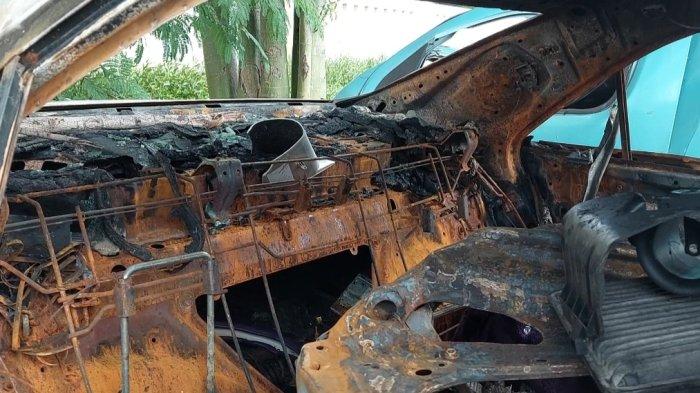 Begini penampakan mobil sedan terbakar yang menewaskan anak Gubernur Kalimantan Utara, AKP Novandi Arya Kharisma.