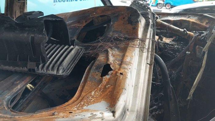 Begini penampakan mobil sedan terbakar yang menewaskan anak Gubernur Kalimantan Utara, AKP Novandi Arya Kharisma.