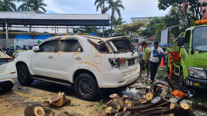 Mobil Toyota Fortuner tertimpa pohon tumbang di RS Pelni, Slipi, Jakarta Barat pada Kamis (23/12/2021).