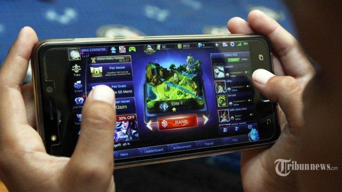 Anak kecil bermain Mobile Legends (ML), Bandung, Senin (23/4/2018). Gim jenis multiplayer online battle arena (MOBA) ini, saat ini sedang digandrungi masyarakat Indonesia, diminati berbagai kalangan dari mulai anak-anak hingga dewasa.