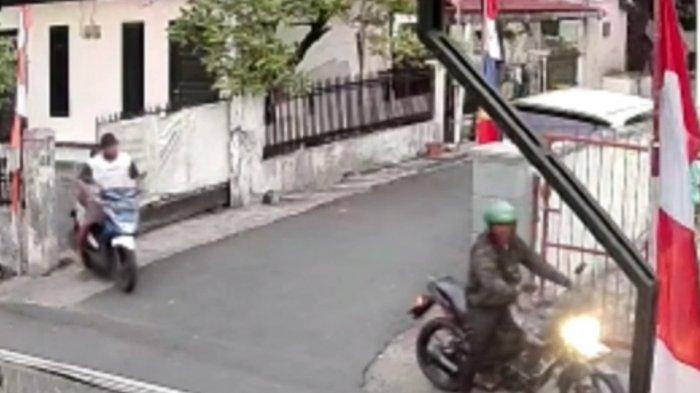Tampak rekaman CCTV saat pelaku maling motor bermodus ojek online mencuri di Jalan Waringin II, Kelurahan Kayu Putih, Kecamatan Pulogadung, Jakarta Timur, Minggu (15/8/2021).
