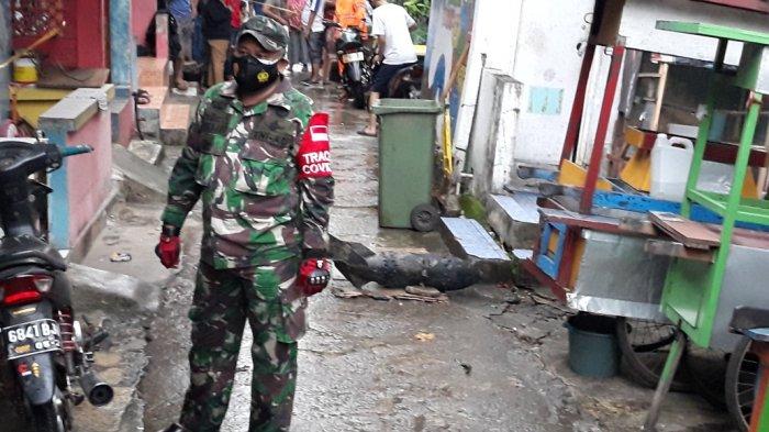 Benda diduga mortir yang ditemukan di Kali Cipinang, Kelurahan Cipinang Besar Selatan, Jakarta Timur, Senin (1/3/2021).