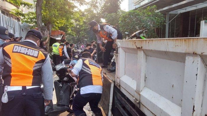 Dinas Perhubungan DKI Jakarta melakukan penertiban parkir liar di lokasi Citayam Fashion Week, Selasa (16/7/2022).