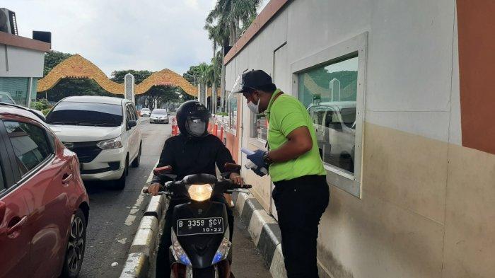 Suasana hari pertama long weekend di TMII, Jakarta Timur, Jumat (12/2/2021)