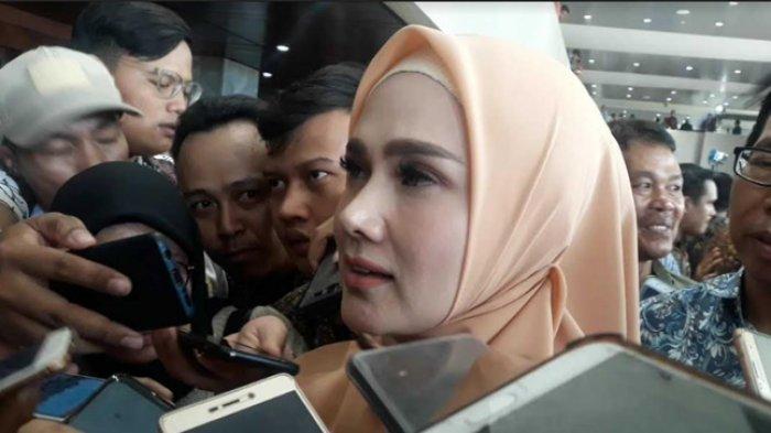 Mulan Jameela usai dilantik sebagai anggota DPR RI di Gedung DPR, Senayan, Selasa (1/10/2019).