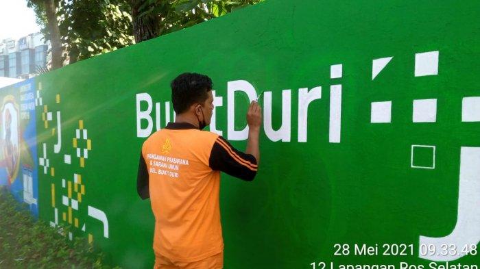 Penampakan mural Jakarta Kota Kolaborasi dicorat-coret oleh pelaku vandalisme di Jalan KH Abdullah Syafei, Bukit Duri, Tebet, Jakarta Selatan pada Kamis (27/5/2021).