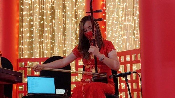 Suasana menjelang Imlek begitu terasa ketika mendengarkan alunan musik tradisional China yang dimainkan oleh para seniman di Mal Ciputra Jakarta.