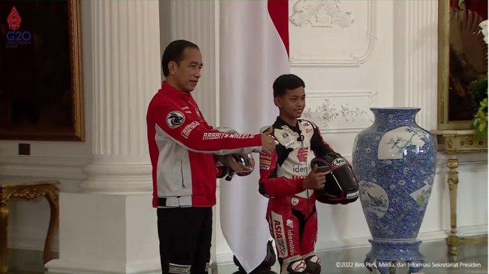 Veda Ega Pratama berfoto dengan Presiden Joko Widodo. Pebalap berusia 13 tahun itu ikut dalam parade MotoGP di Jakarta, Rabu (16/3/2022).