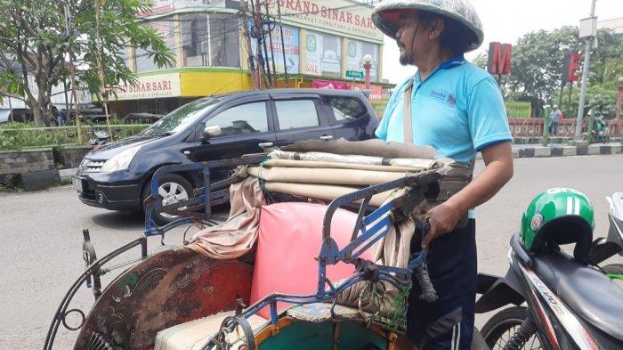 Becak sangat mudah sekali ditemui di kota Bogor. di Pasar Anyar, becak bisa jadi transportasi alternatif kala merasa lelah berjalan kaki.