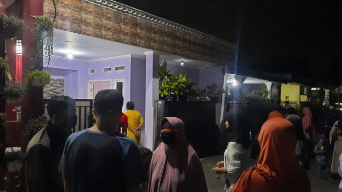 Sejumlah nasabah mendatangi rumah HH, tersngka dugaan penipuan tabungan paket lebaran di Kelurahan Arenjaya, Kecamatan Bekasi Timur, Kota Bekasi.