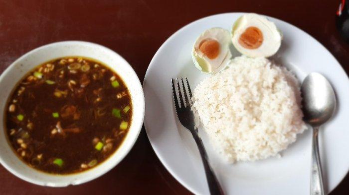 Nasi rawon di Warung Gedokan yang berada di Anjungan Jawa Timur di Taman Mini Indonesia Indah (TMII).