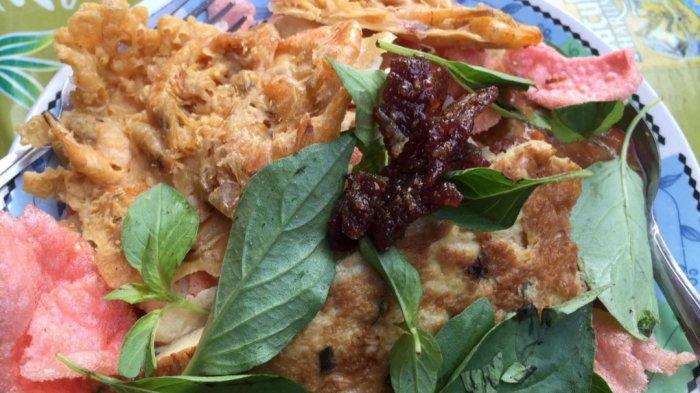 Nasi Ulam Betawi Haji Nana, yang ada di kawasan Pancoran Petak 9, Jakarta Barat, selalu jadi buruan pembeli.