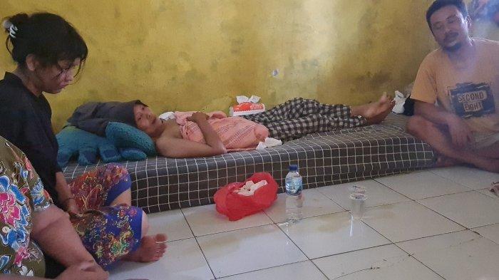 Petugas PPSU Kembangan Selatan, Nelly terkulai lemah di atas kasur di rumahnya RT 004 RW 001, Kembangan Selatan, Kembangan, Jakarta Barat pada Minggu (4/8/2022).