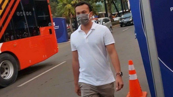 Aktor Nicholas Saputra mendatangi Istora Senayan, venue partai final bulutangkis.