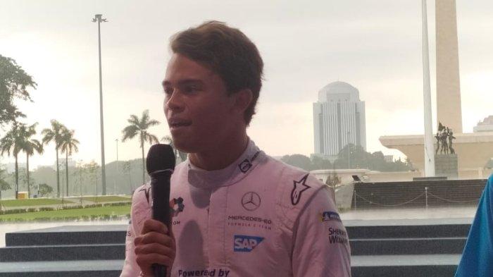 Pembalap Formula E, Nyck de Vries dalam meet and greet Formula E di Monas, Jakarta Pusat, Kamis (2/6/2022)