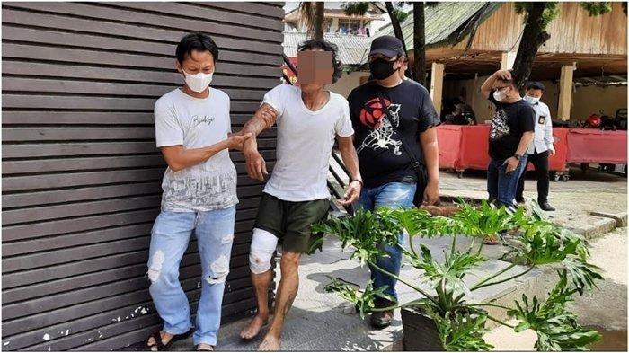 Nopi alias Acik alias Bang Toyib (60) salah seorang pembunuh Apiyanita, ASN yang jenazahnya dicor di TPU Kandang Kawat dihadirkan dalam rilis tersangka di Mapolda Sumsel, Jumat (3/9/2021).