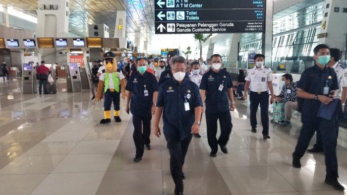 Dirjen Perhubungan Udara Kementerian Perhubungan Novie Riyanto saat melaksanakan Safety, Security, and Healthy Campaign di Terminal 3 Bandara Soekarno-Hatta, Selasa (24/11/2020).