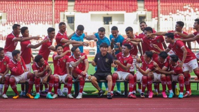 Jelang laga kandang perdana di Piala AFF 2022, Timnas Indonesia tampak berfoto bersama sang pelatih, Shin Tae-yong.