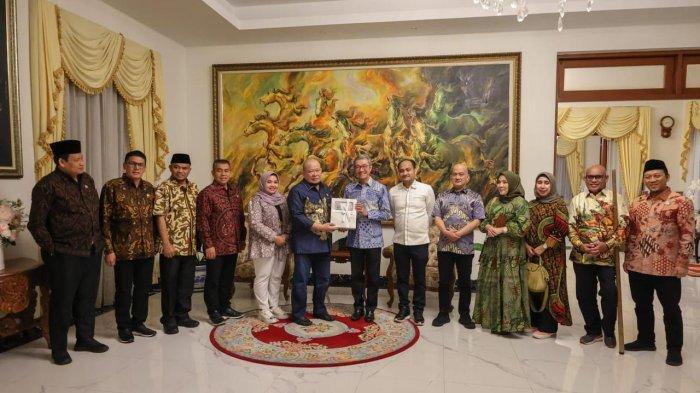 Ketua DPD RI, AA LaNyalla Mahmud Mattalitti di depan pejabat KBRI Thailand dan perwakilan warga Indonesia di Bangkok, Selasa (29/11/2022) malam.