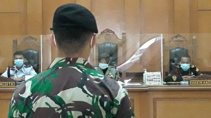 Oknum anggota TNI terdakwa pelaku perusakan Polsek Ciracas saat dihadirkan dalam sidang di Pengadilan Militer II-08 Jakarta, Senin (24/5/2021).