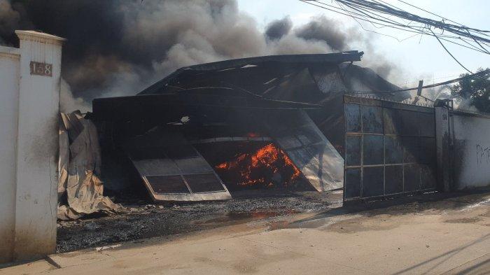 Sebuah pabrik pipa paralon di Jalan Raya Perancis, Kecamatan Kosambi, Kabupaten Tangerang ludes terbakar api pada Jumat (15/7/2022) siang.