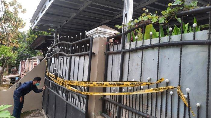 Pagar rumah yang dijadikan sebagai pabrik minuman keras jenis ciu di Perumahan Dirgantara Permai, Bekasi disegel dengan garis polisi, Senin (28/2/2022).
