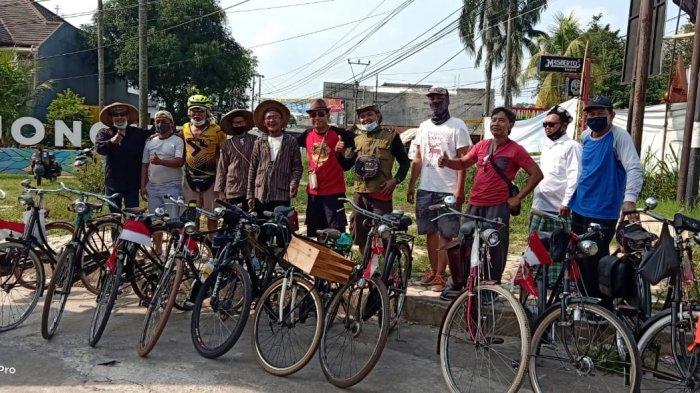 Rombongan Komunitas PaGoli melakukan kegiatan bersepeda ke sejumlah tempat wisata.