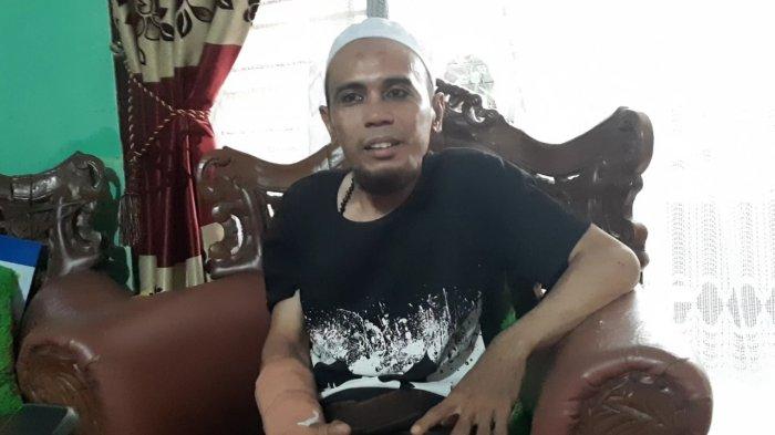 Ustaz Qomar (49), korban pengeroyokan di pemakaman wakaf di Cilandak, Jakarta Selatan, saat diwawancarai di kediamannya, Jumat (6/5/2022).