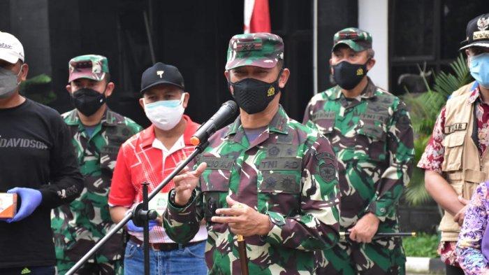 Pangdam Jaya Mayjen TNI Mulyo Aji saat mendistribusikan paket bantuan obat dan vitamin untuk warga di depan Kantor Camat Cipayung, Kamis (15/7/2021).