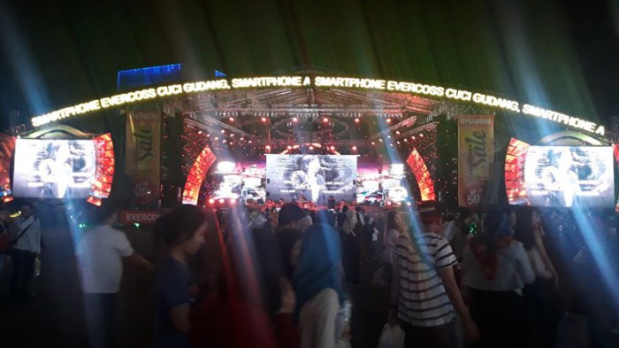 Sejumlah pengunjung memadati arena panggung utama Pekan Raya Jakarta, Kemayoran, Jakarta Pusat, Minggu (27/5/2018) malam. TRIBUNJAKARTA.COM/SULAENDIH ANDRIAN
