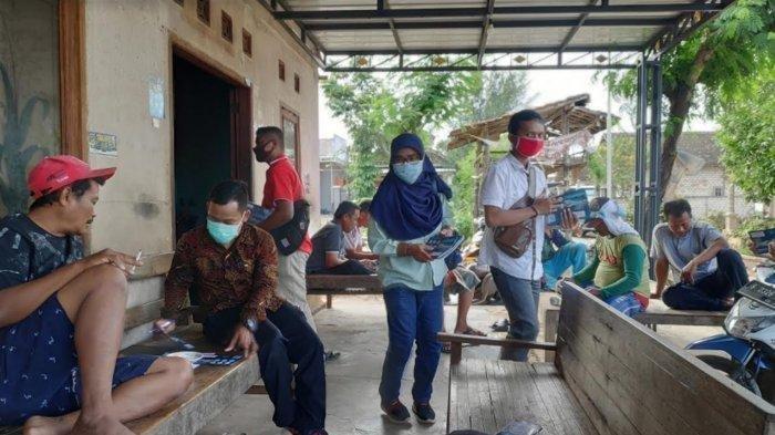 Para Sales dari berbagai macam perusahaan ramai-ramai mendatangi kampung miliarder Tuban di Desa Sumurgeneng, Minggu (21/2/2021) Para Sales dari berbagai macam perusahaan ramai-ramai mendatangi kampung miliarder Tuban di Desa Sumurgeneng, Minggu (21/2/2021).