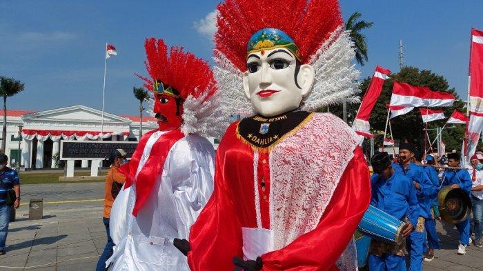 Unit Pengelola Kawasan Kota Tua, menggelar parade atau pawai bersama dalam rangka HUT ke-77 RI di Taman Fatahillah, Kota Tua, Jakarta Barat, Sabtu (20/8/2022).