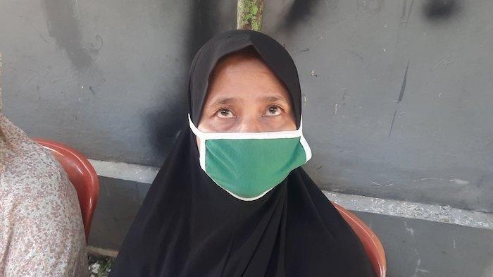 Paria (49) ibu Eko Septiansyah korban pembantaian KKB Papua di Jalan Percetakan Negara II, RT07/16 nomor 9, Kelurahan Johar Baru, Kecamatan Johar Baru, Jakarta Pusat Selasa (8/3/2022).