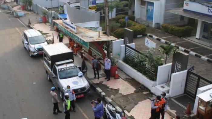 Operasi gabungan penertiban parkir liar di seberang Kantor Wali Kota Depok, Rabu (31/3/2021).