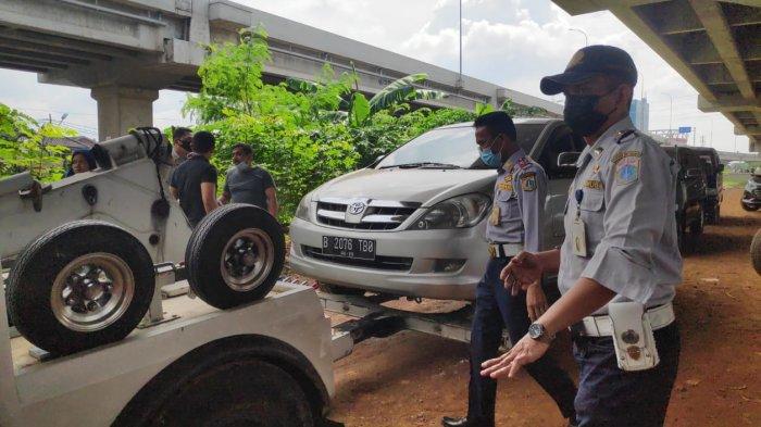 Penertiban parkir liar di Pilar Jati Bike Park wilayah Kelurahan Cipinang Melayu, Makasar, Jakarta Timur, Jumat (12/3/2021).