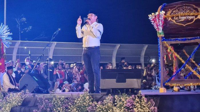 Penyanyi Pasha Ungu saat bernyanyi di JIS pada Minggu (1/5/2022).