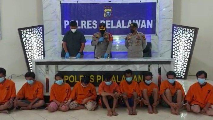 Sekelompok orang menganiaya secara keji pasangan suami istri di Pelalawan, Riau. Pasutri dituding punya ilmu hitam.
