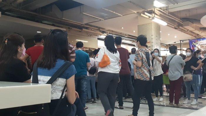 ratusan orang mengantre vaksinasi Covid-19 gratis di Lantai 8 Blok A Pasar Tanah Abang, Jakarta Pusat, pukul 12.00 WIB, Selasa (23/2/2021).