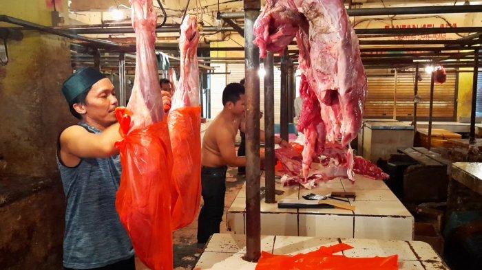 Pedagang daging sapi di Pasar Baru Bekasi, Jalan Ir. H. Juanda, Bekasi Timur, Kota Bekasi, Sabtu (3/4/2021).