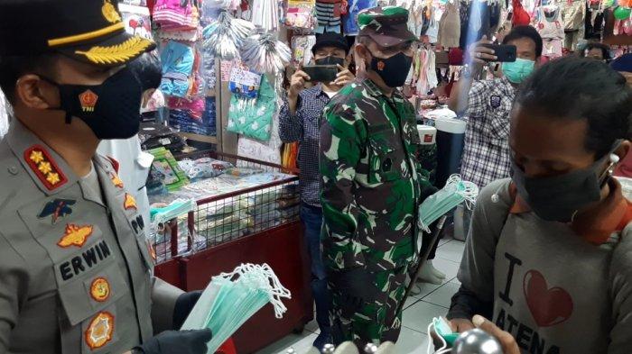 Jajaran Polrestro Jakarta Timur dan Kodim 0505/JT lakukan pengecekan kesiapan terkait vaksinasi pedagang di PD Pasar Jaya Kramat Jati, Jakarta Timur, Selasa (23/2/2021).