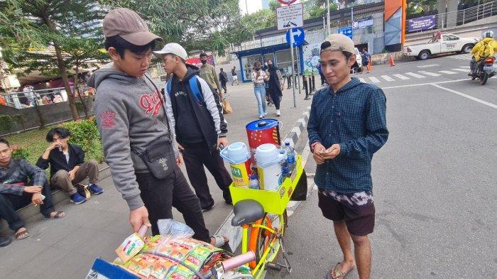 Pedagang Starling, Arul sedang melayani remaja di Stasiun MRT Dukuh Atas, Tanah Abang, Jakarta Pusat pada Selasa (5/7/2022).