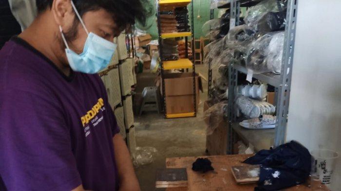 Pekerja sedang mengerjakan produk merek Apparel Seattle