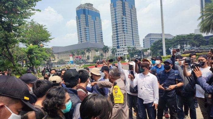 Petugas kepolisian melakukan pengamanan terhadap pelajar disekitaran Monas, Jakarta Pusat, Senin (11/4/2022)