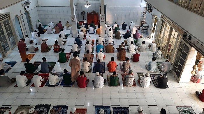 Pelaksanaan Salat Iduladha 1442 Hijriyah di Masjid Baitul Muttaqin Kampung Pondok Ungu Bekasi dilakukan dengan prokes ketat, Selasa (20/7/2021).