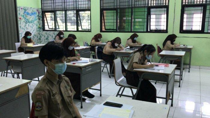 Pelaksanaan uji coba belajar tatap muka di SMKN 15 Jakarta Selatan, Rabu (7/4/2021).