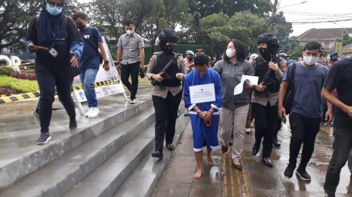 Pelaku begal payudara digiring oleh Polwan Polresta Bogor Kota bersenjata lengkap melintasi Alun-alun Kota Bogor menuju lokasi rilis kasus, Selasa (21/12/2021)